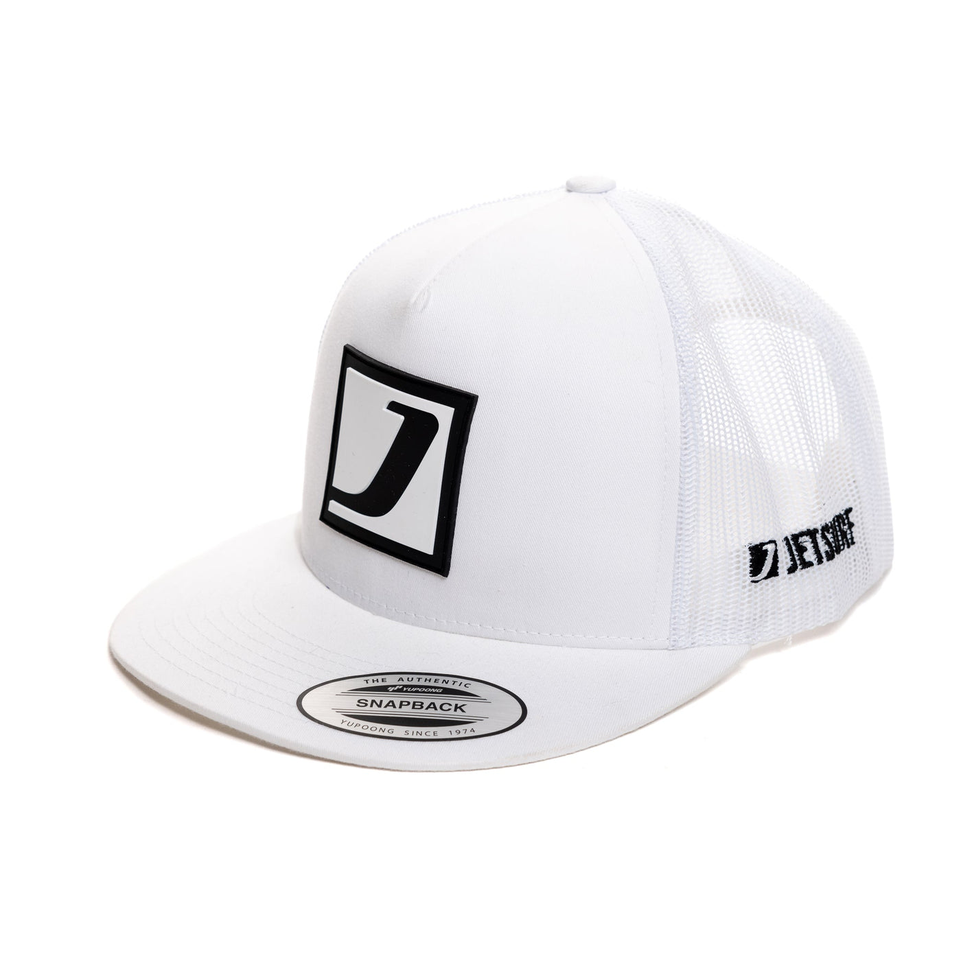Nowoczesna czapka z daszkiem Trucker Jetsurf biała.  Biało-czarne logo  Jetsurf na froncie.