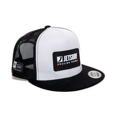Nowoczesna czapka z daszkiem Trucker Jetsurf Racing Team czarno-biała. Widok z boku, naszywka Motosurf World CUP