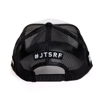Nowoczesna czapka z daszkiem Trucker Jetsurf Racing Team czarno-biała. Widok z tyłu, haft #JSRF